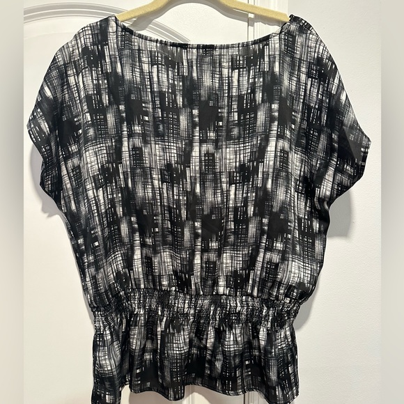 Flowy black and white blouse - Picture 2 of 4